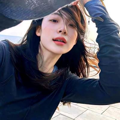 当红小花被曝深夜共进晚餐，长达一周豪宅门口画面流出